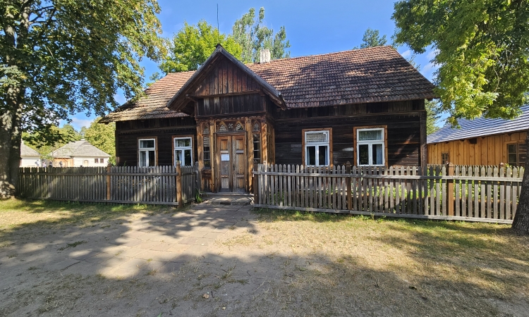 "Śladami historii: Muzeum Wsi Kieleckiej i Zamek w Chęcinach"