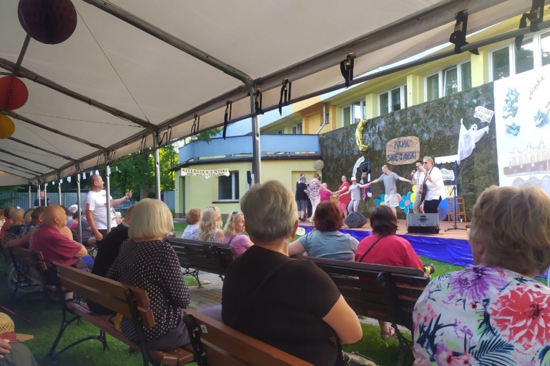 Na scenie wspólnie Jan Wojdak i Jerzy Grunwald, za nimi tańczący ludzie