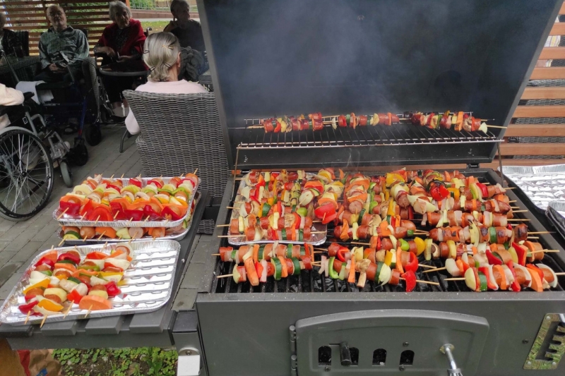 Tak prezentowały się szaszyłyki na grillu.