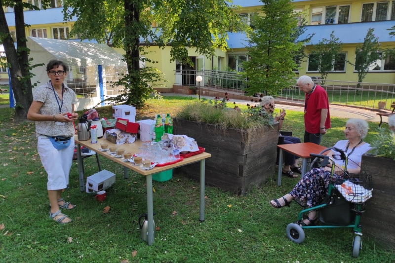 Instruktorka terapii zajęciowej Elżbieta na stanowisku kawowym.