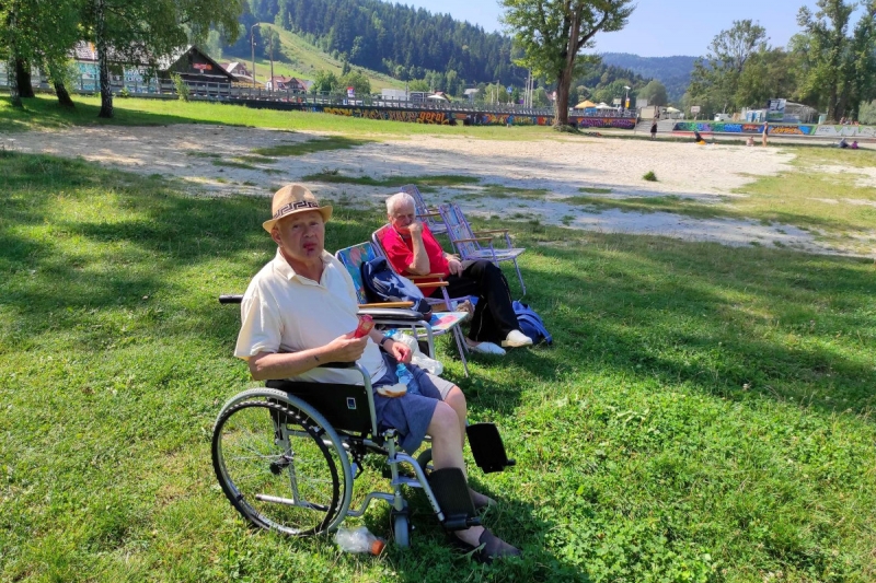 Nasi Panowie na trawiastej plaży.