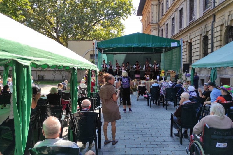 Widok sceny na której widzimy typowy folklor.