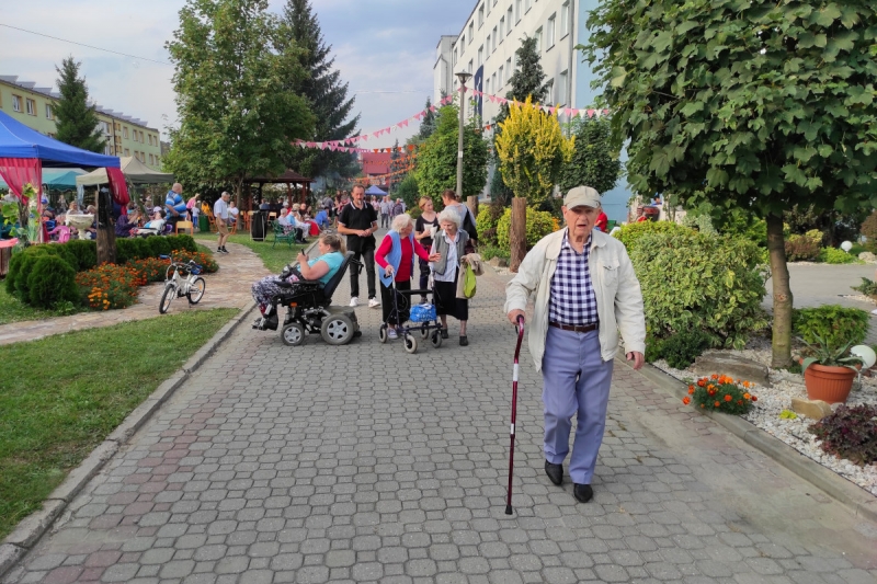 Może i Pan Marian ma 90 lat, może i dzierży laskę, nie przeszkadza mu to jednak być na przodzie.