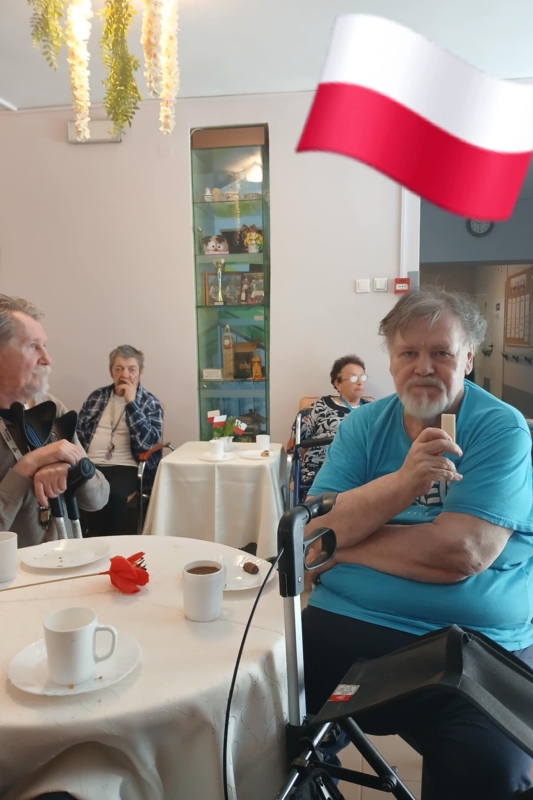 Święto Flagi w DPS – z Kawą, Ciastkiem i Uśmiechem! (fot. 6)