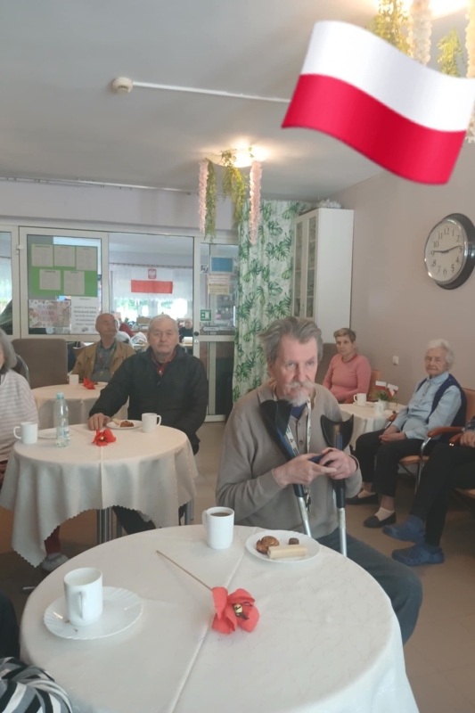 Święto Flagi w DPS – z Kawą, Ciastkiem i Uśmiechem! (fot. 7)