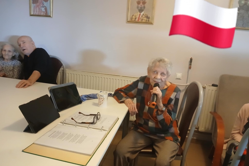 Święto Flagi w DPS – z Kawą, Ciastkiem i Uśmiechem! (fot. 3)