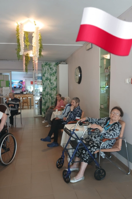 Święto Flagi w DPS – z Kawą, Ciastkiem i Uśmiechem! (fot. 5)