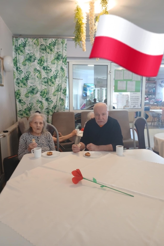 Święto Flagi w DPS – z Kawą, Ciastkiem i Uśmiechem! (fot. 4)