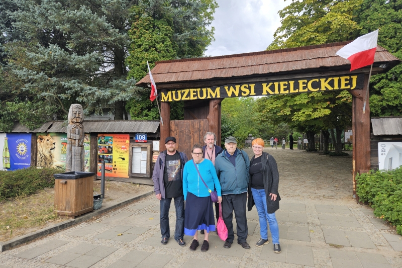 "Śladami historii: Muzeum Wsi Kieleckiej i Zamek w Chęcinach" (fot. 1)